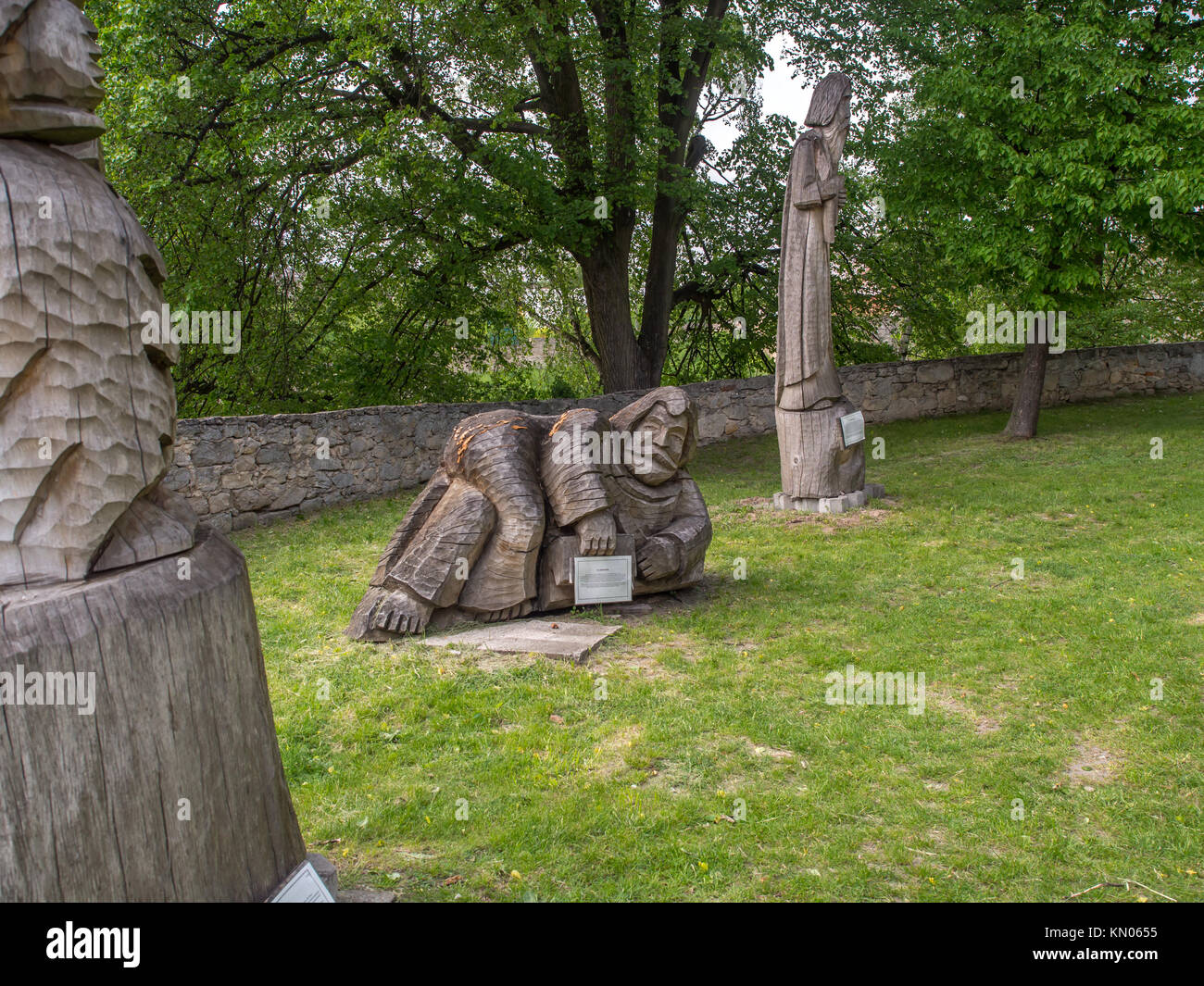 Hölzerne Statuen von verschiedenen Heiligen um die Kirche aller Heiligen in Szydlow, Polen Stockfoto