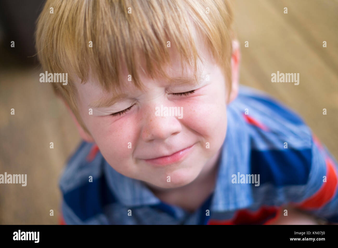 Junge freche junge mit geschlossenen Augen Stockfoto