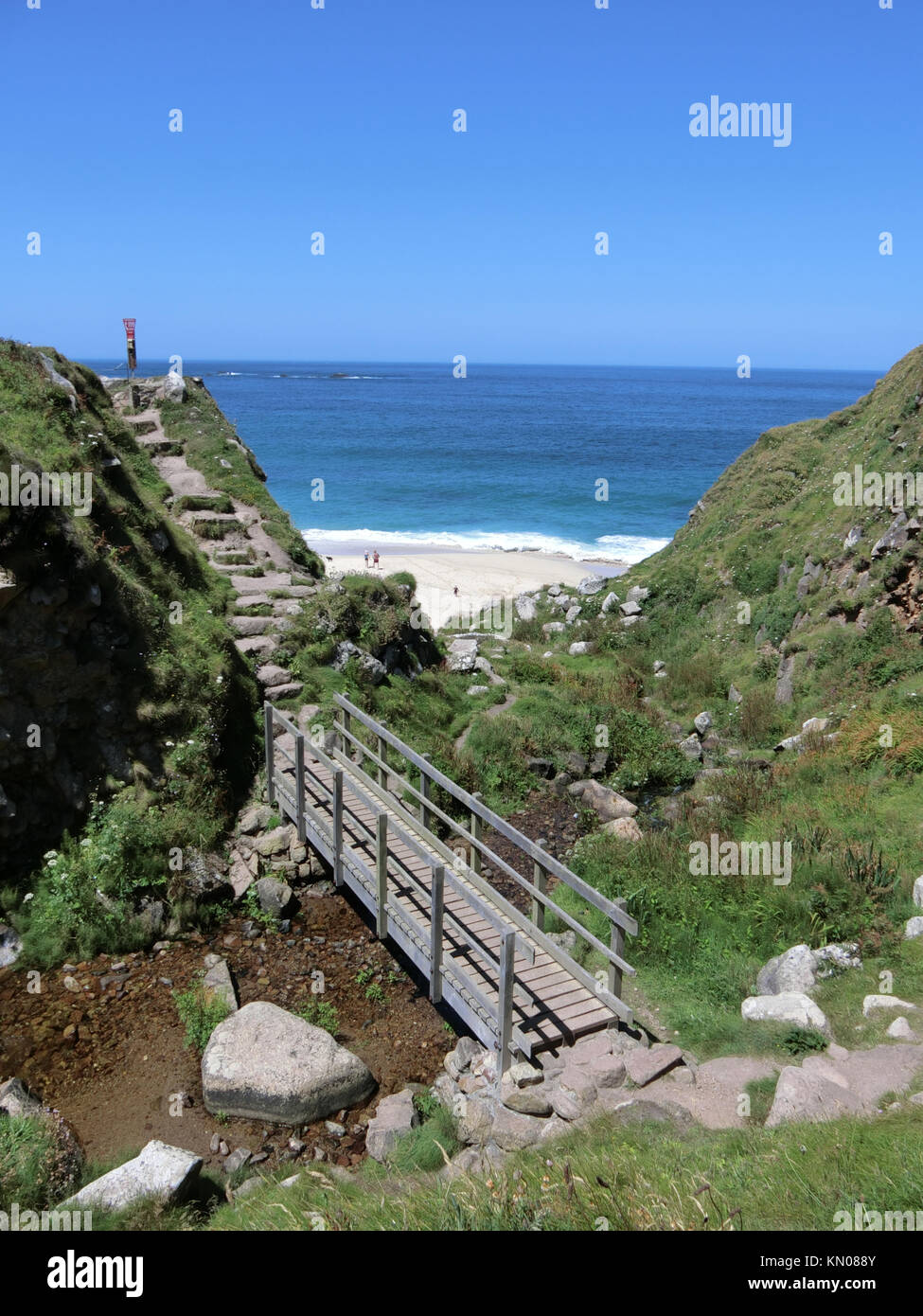 Holzsteg auf der South West Coast Path, Portheras Cove, Cornwall, England, Großbritannien im Juni Stockfoto