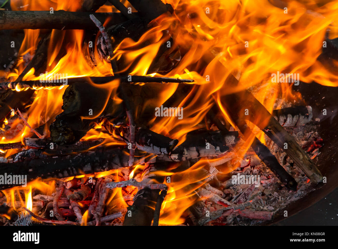 Lagerfeuer in einer Feuerstelle Stockfoto