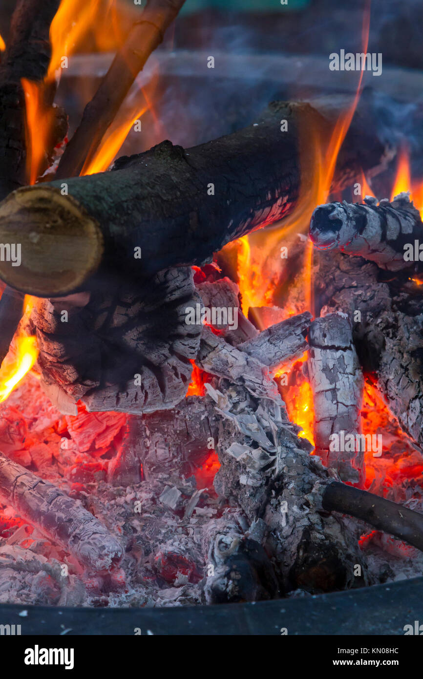 Lagerfeuer in einer Feuerstelle Stockfoto