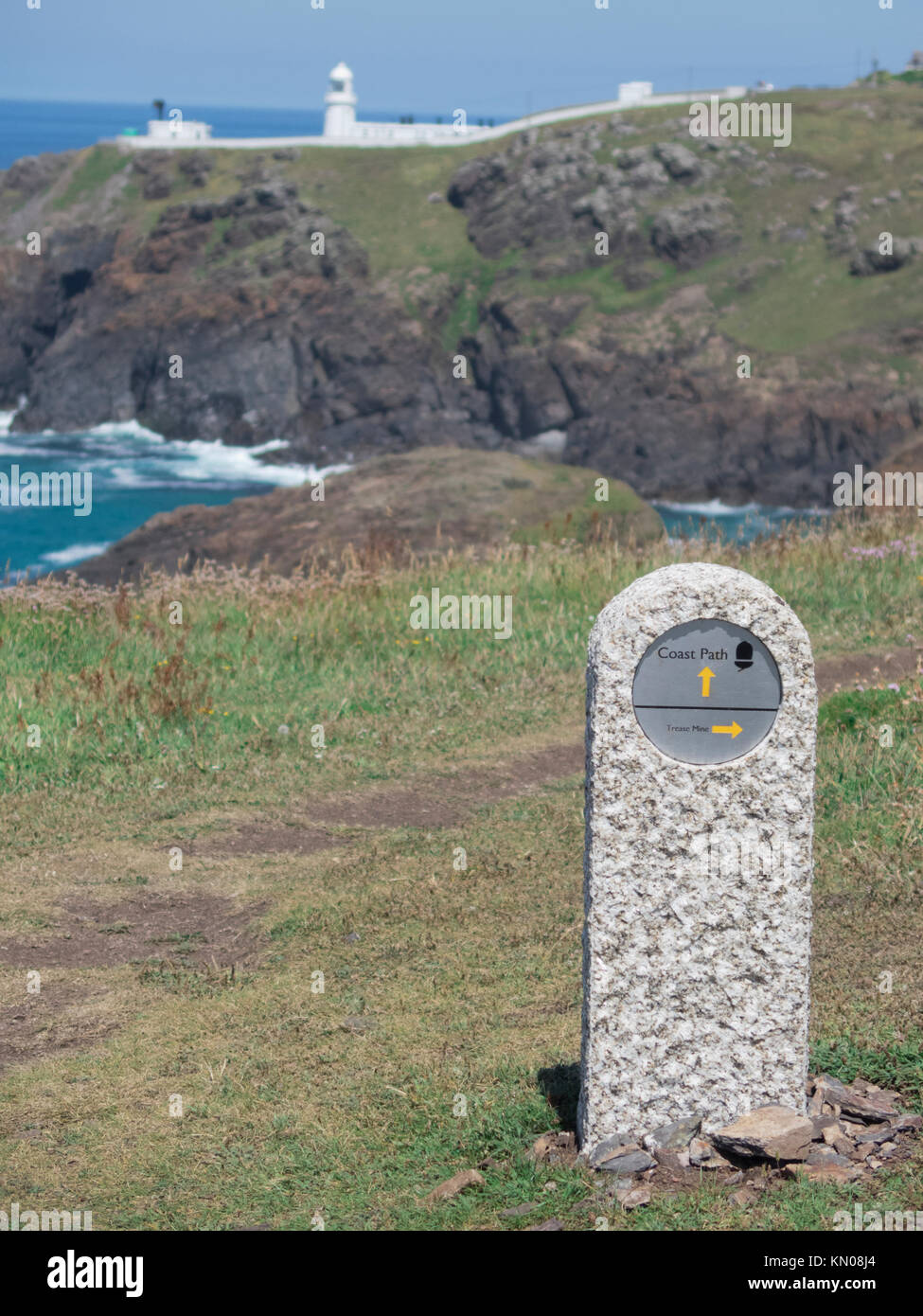 South West Coast Path, Pendeen alten Klippe mit Pendeen neue Cliff & Pendeen Lighthouse, Pendeen, Cornwall, England, Großbritannien im Juni Stockfoto