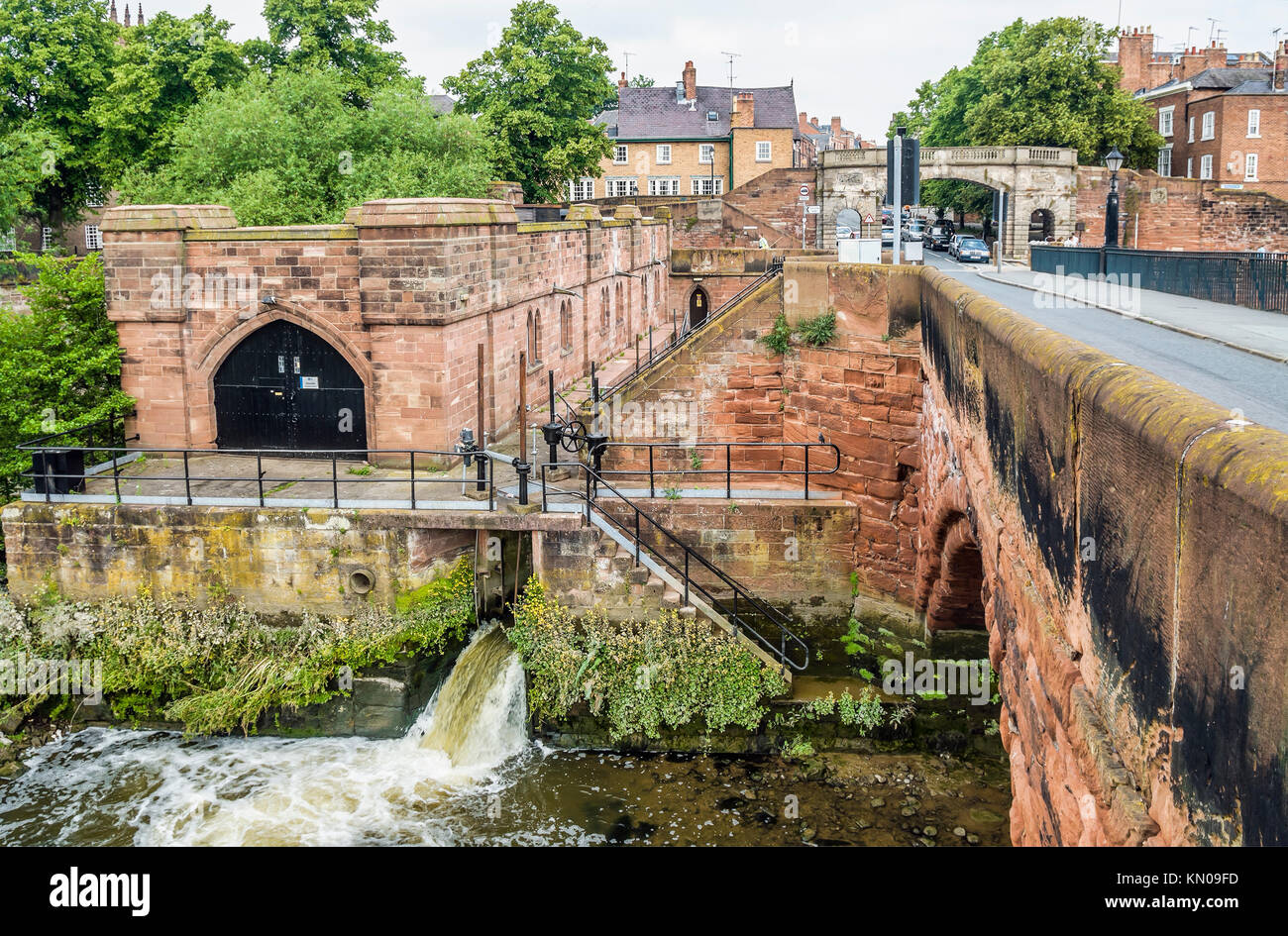 Wasserkraftwerk neben der Old Dee Bridge am Fluss Dee, das die Old Dee Mills in Chester, Cheshire, England, ersetzte Stockfoto