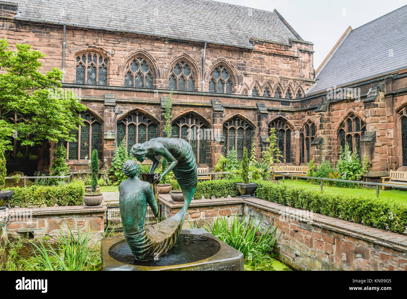 Skulpturen im Garten der Erinnerung im Kreuzgang garth of Chester Cathedral, Cheshire, Nordwestengland Stockfoto