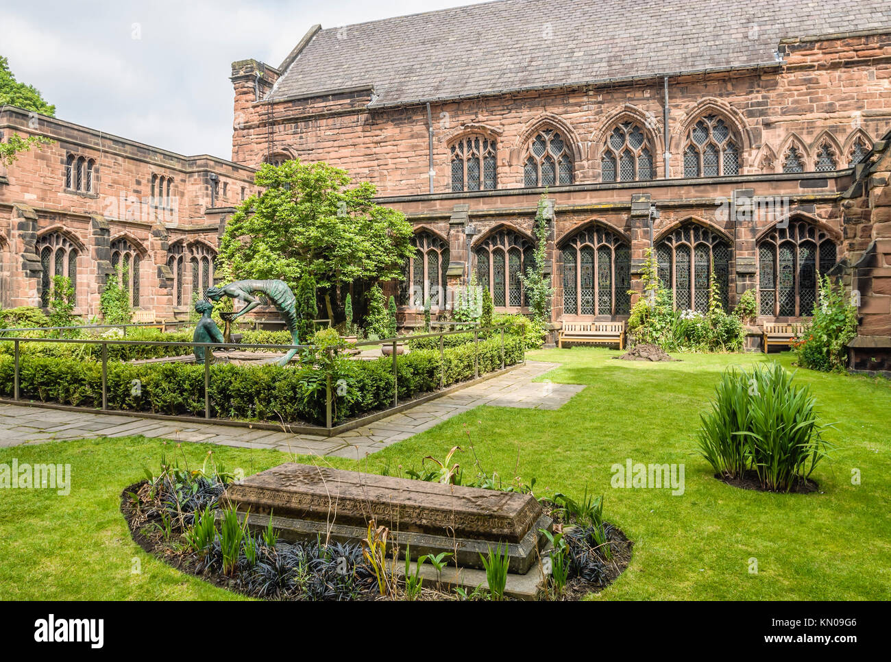 Skulpturen im Garten der Erinnerung im Kreuzgang garth of Chester Cathedral, Cheshire, Nordwestengland Stockfoto