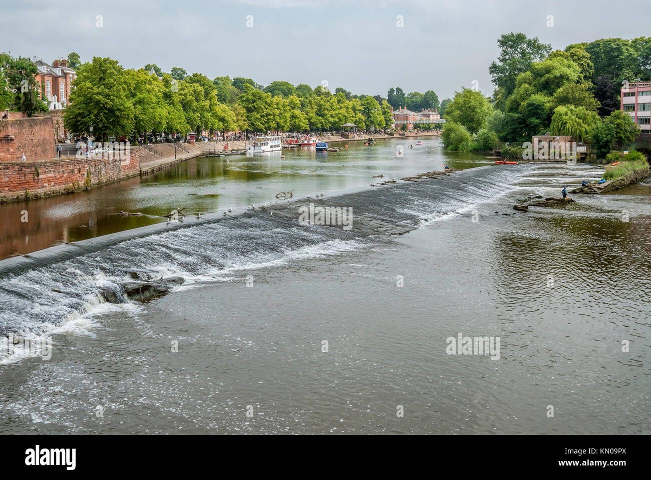 Die Chester Wehr an der Alten Brücke über den Fluss Dee Dee in Chester, Cheshire, England Stockfoto