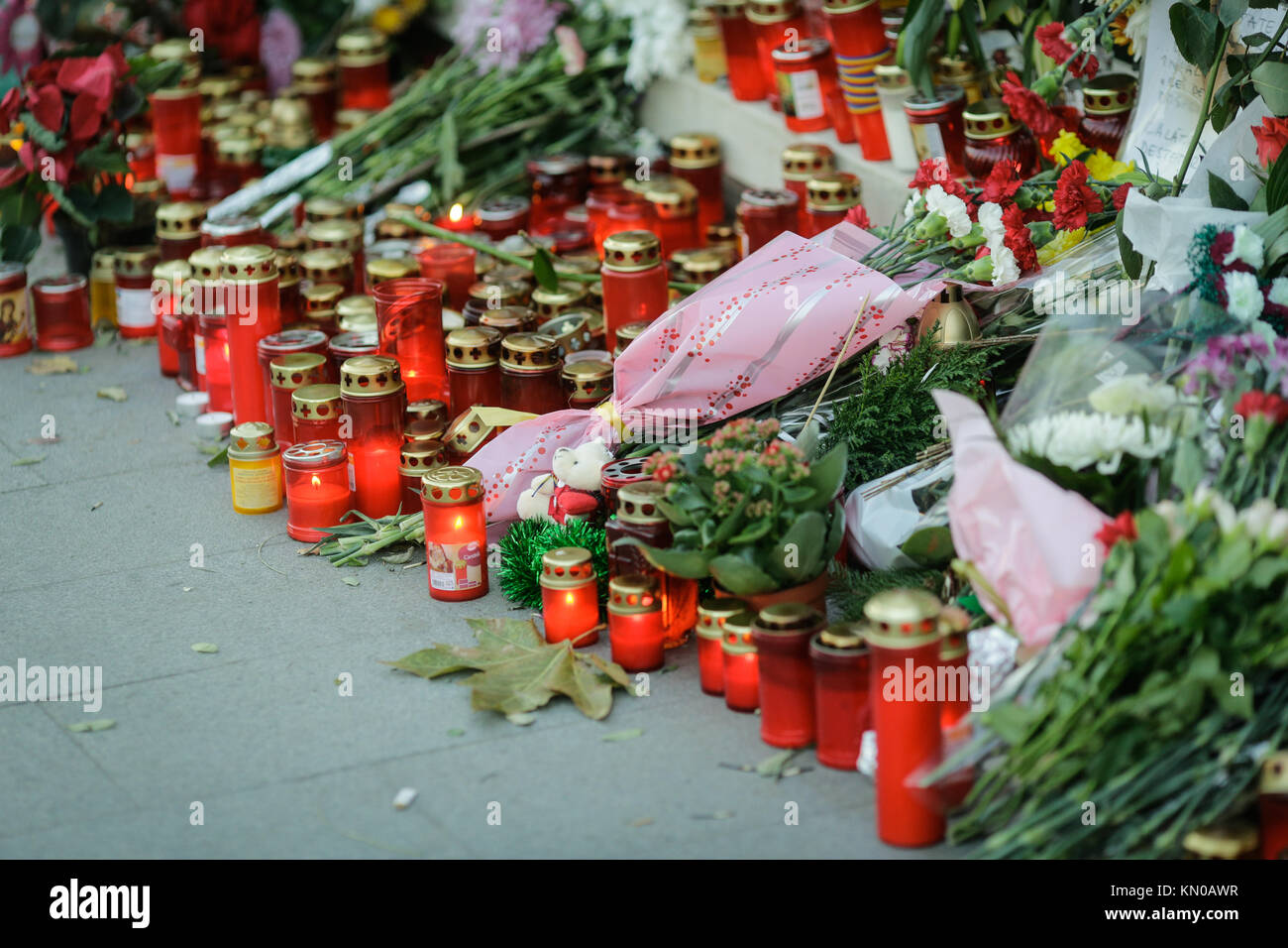Kerzen und Blumen auf dem Bürgersteig ein berühmter toter Person zu comemorate Stockfoto