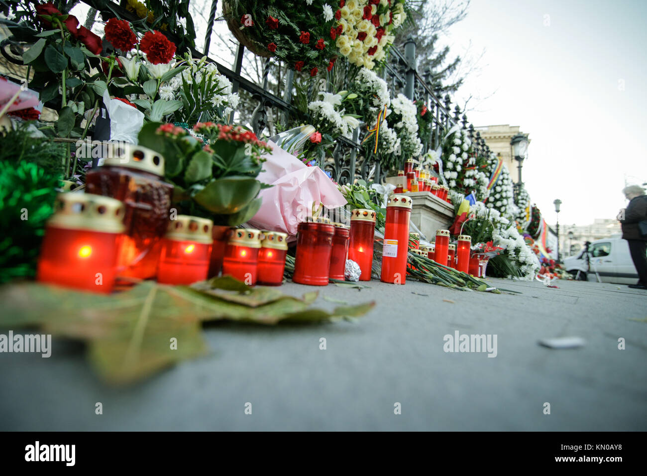 Kerzen und Blumen auf dem Bürgersteig ein berühmter toter Person zu comemorate Stockfoto