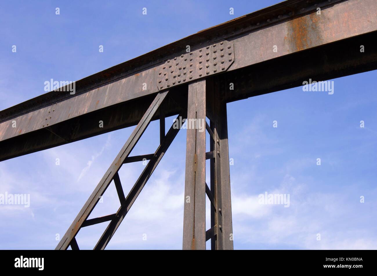Detail der Struktur einer Metallbrücke, Santa Eulalia de Gallego, Zaragoza, Aragon, Spanien Stockfoto