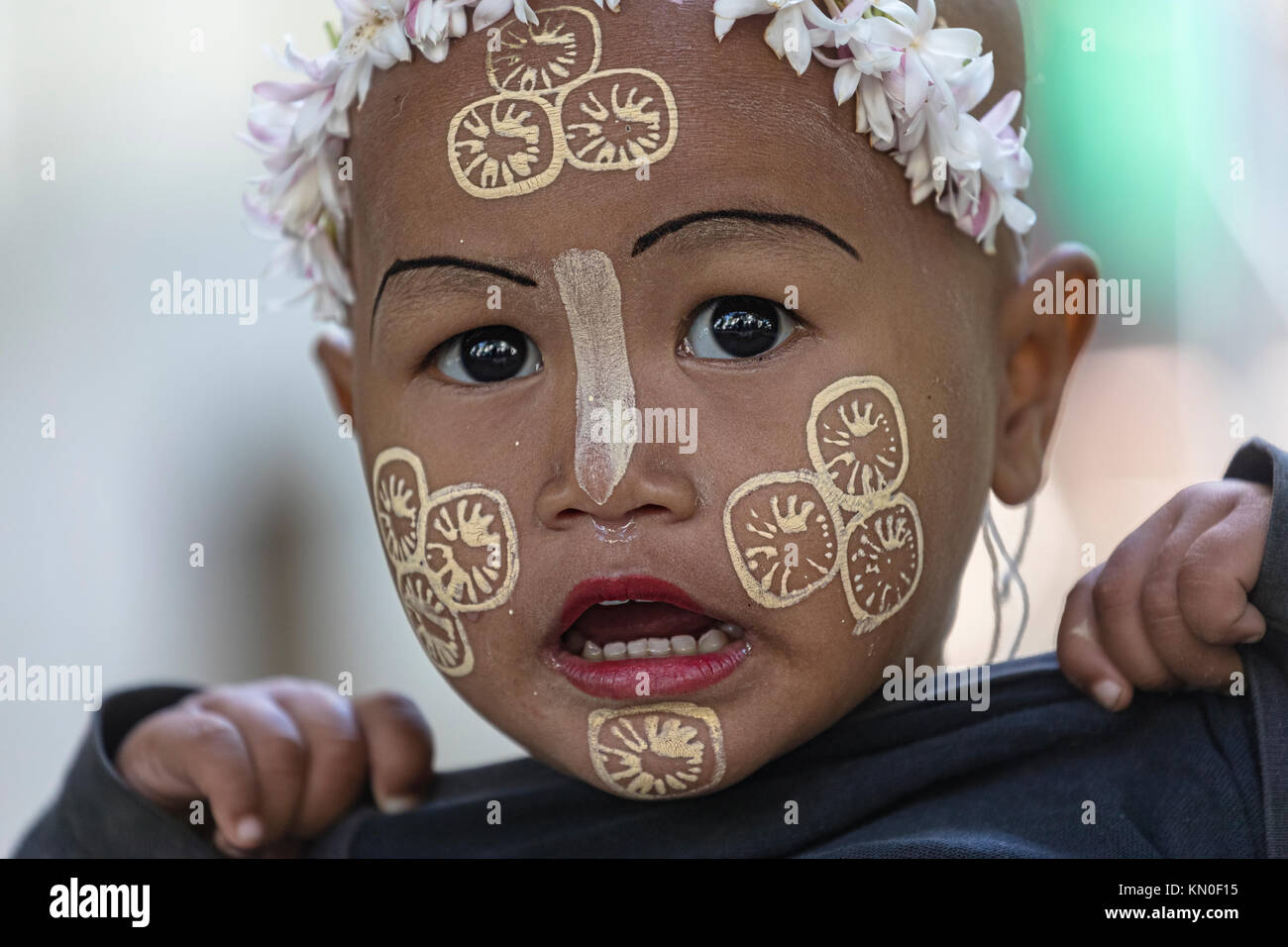 Kleines Kind mit traditionellen Bilden, Mandalay, Myanmar, Asien Stockfoto