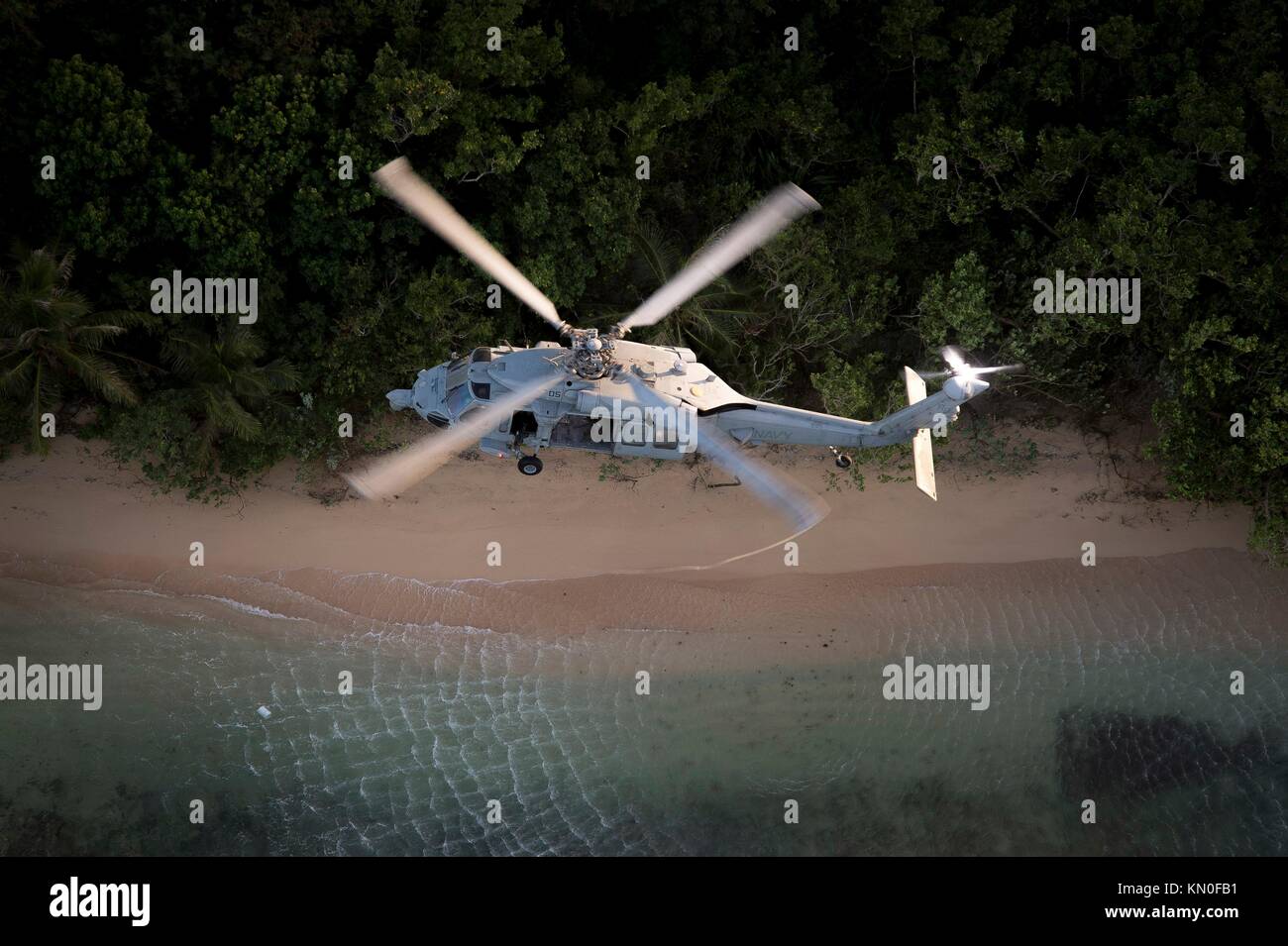 Ein U.S. Navy MH-60s seahawk Helikopter fliegt über den Strand während einer Patrouille Flug am 28. November 2017 in Guam. (Foto von Joan e. Jennings über planetpix) Stockfoto