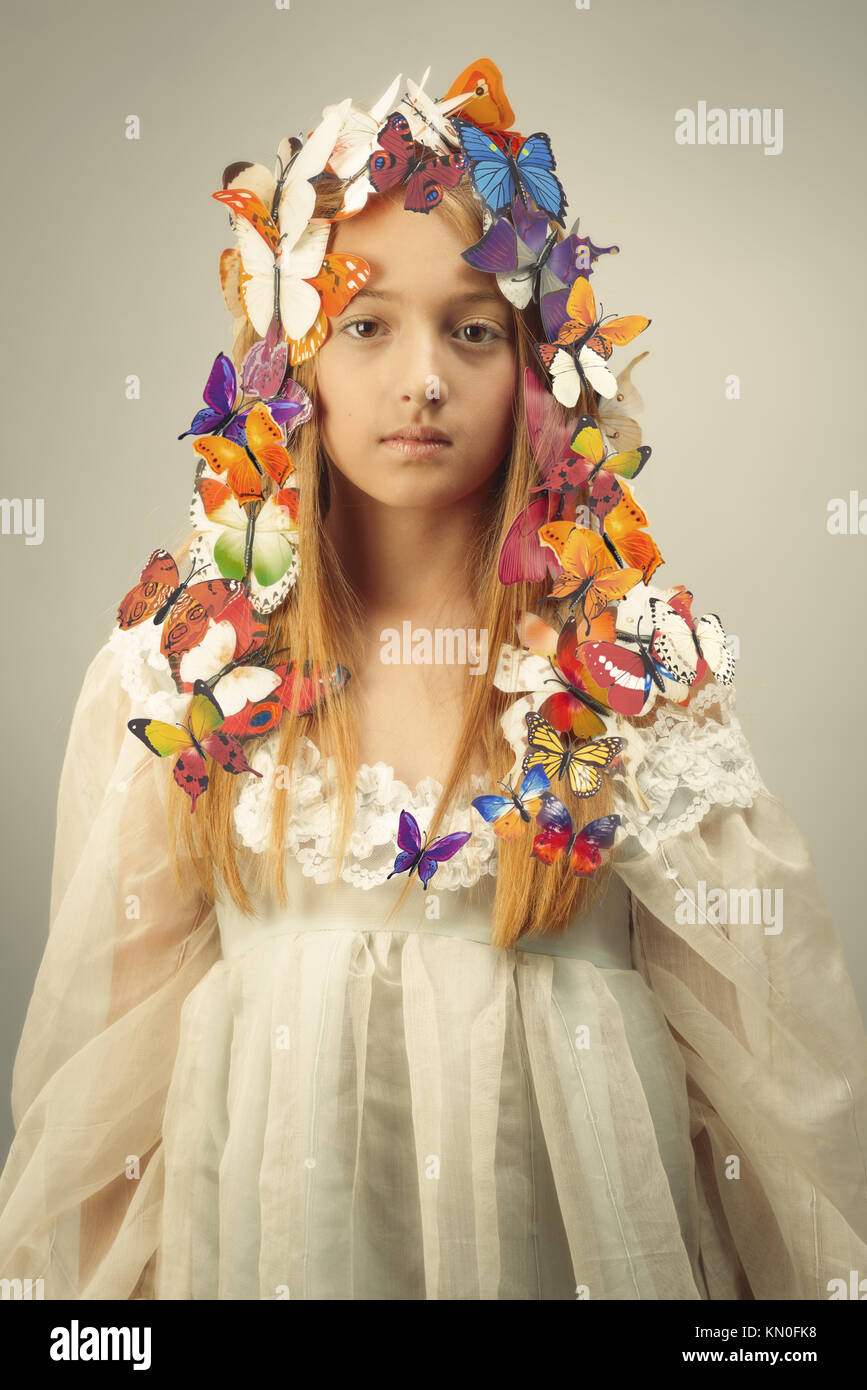 Mädchen mit langem Haar in den Schmetterlingen abgedeckt Stockfoto