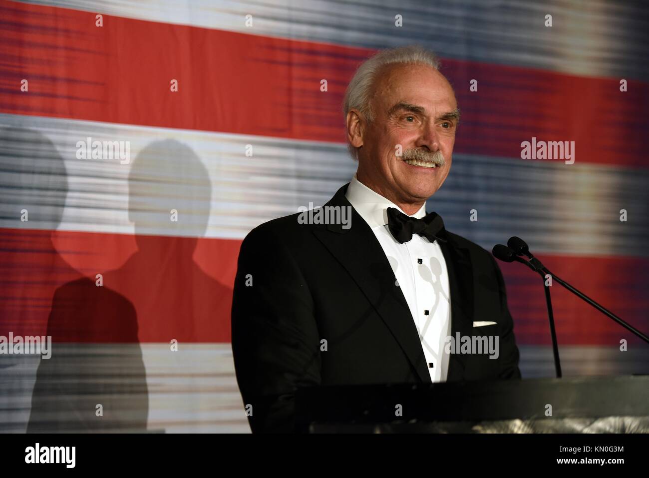Der ehemalige NFL-Fußballspieler Rocky Bleier spricht während des USO des Metropolitan Washington-Baltimore 35th Annual Awards Dinner im Crystal Gateway Marriott am 21. März 2017 in Arlington, Virginia. (Foto von Jim Greenhill über Planetpix) Stockfoto