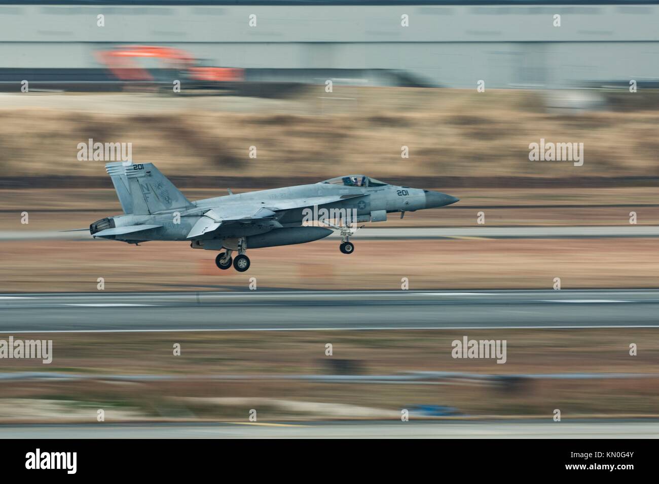 Ein U.S. Navy F/A-18E Super Hornet Jet Fighter Aircraft landet auf der Marine Corps Air Station iwakuni November 28, 2017 in iwakuni, Japan. (Foto von Donato maffin über planetpix) Stockfoto