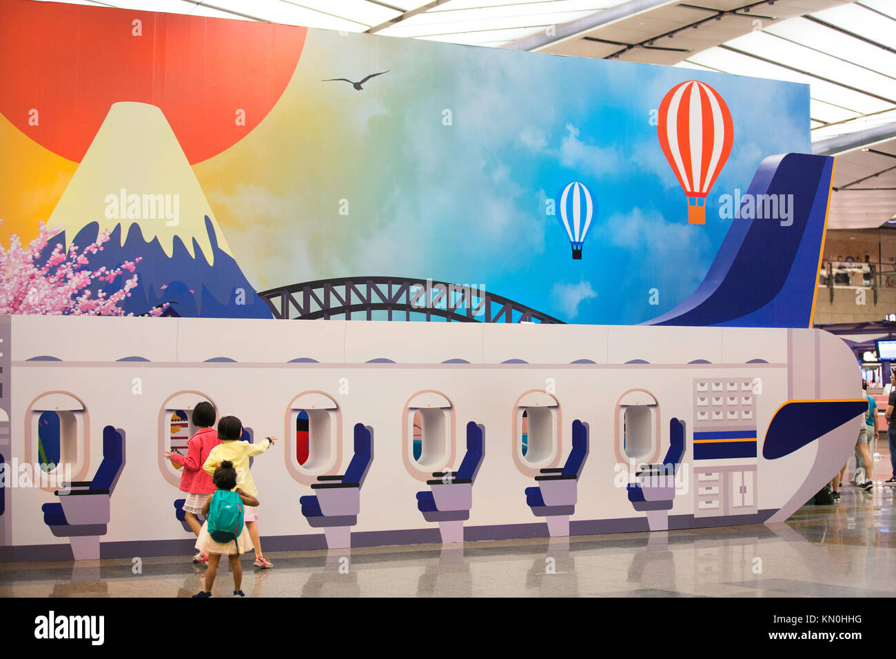 Kinder spielen in der Replik, wenn ein Flugzeug in Changi Flughafen Singapur, Asien, Singapur reisen, tranport, pradeep Subramanian Stockfoto