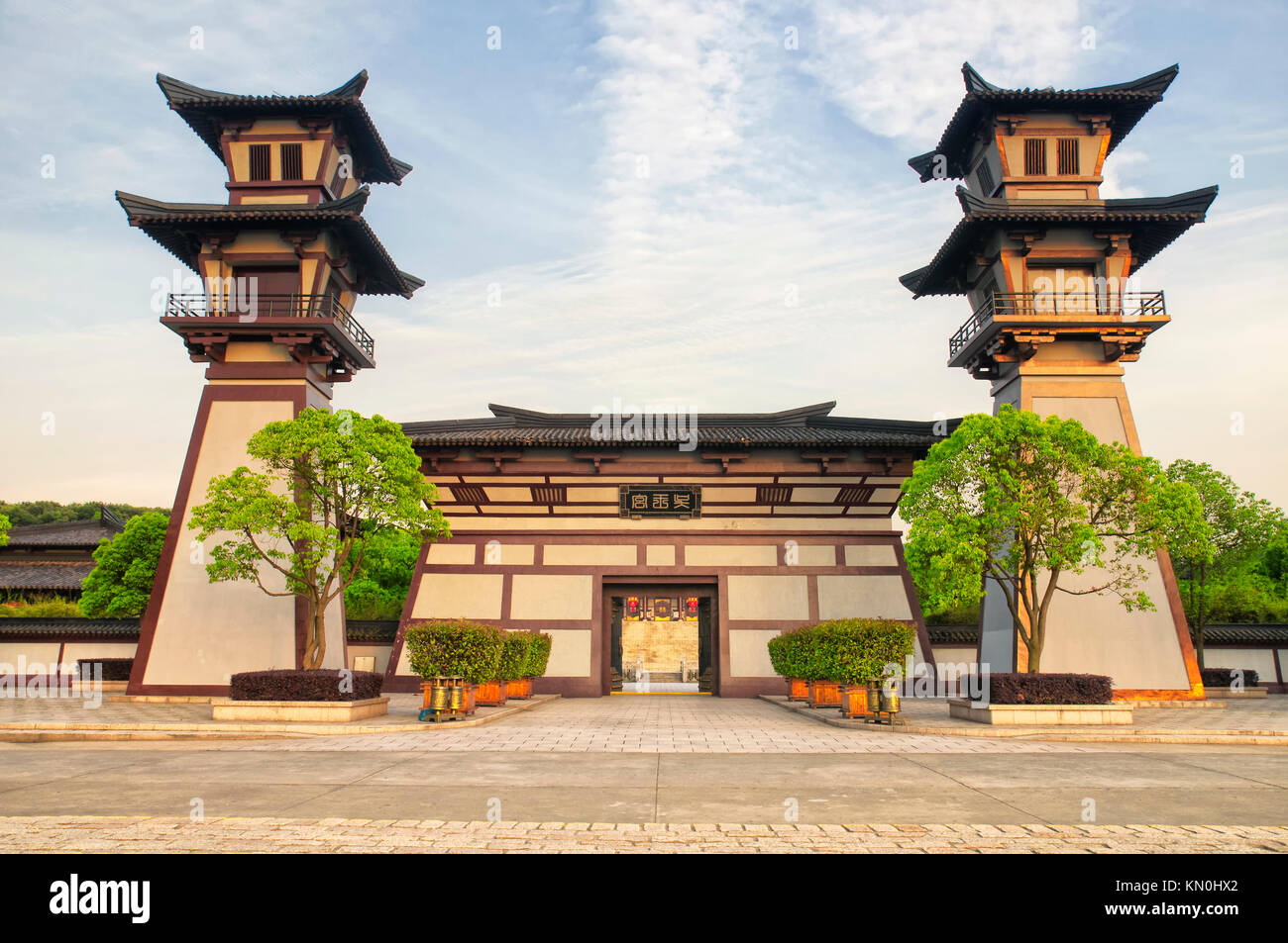 Die drei Königreiche Scenic Area Wu Königreich Wachtürme in Wuxi, China auf Tai See oder taihu in der Provinz Jiangsu. Chinesische Schriftzeichen bedeutet Wu Palace Stockfoto