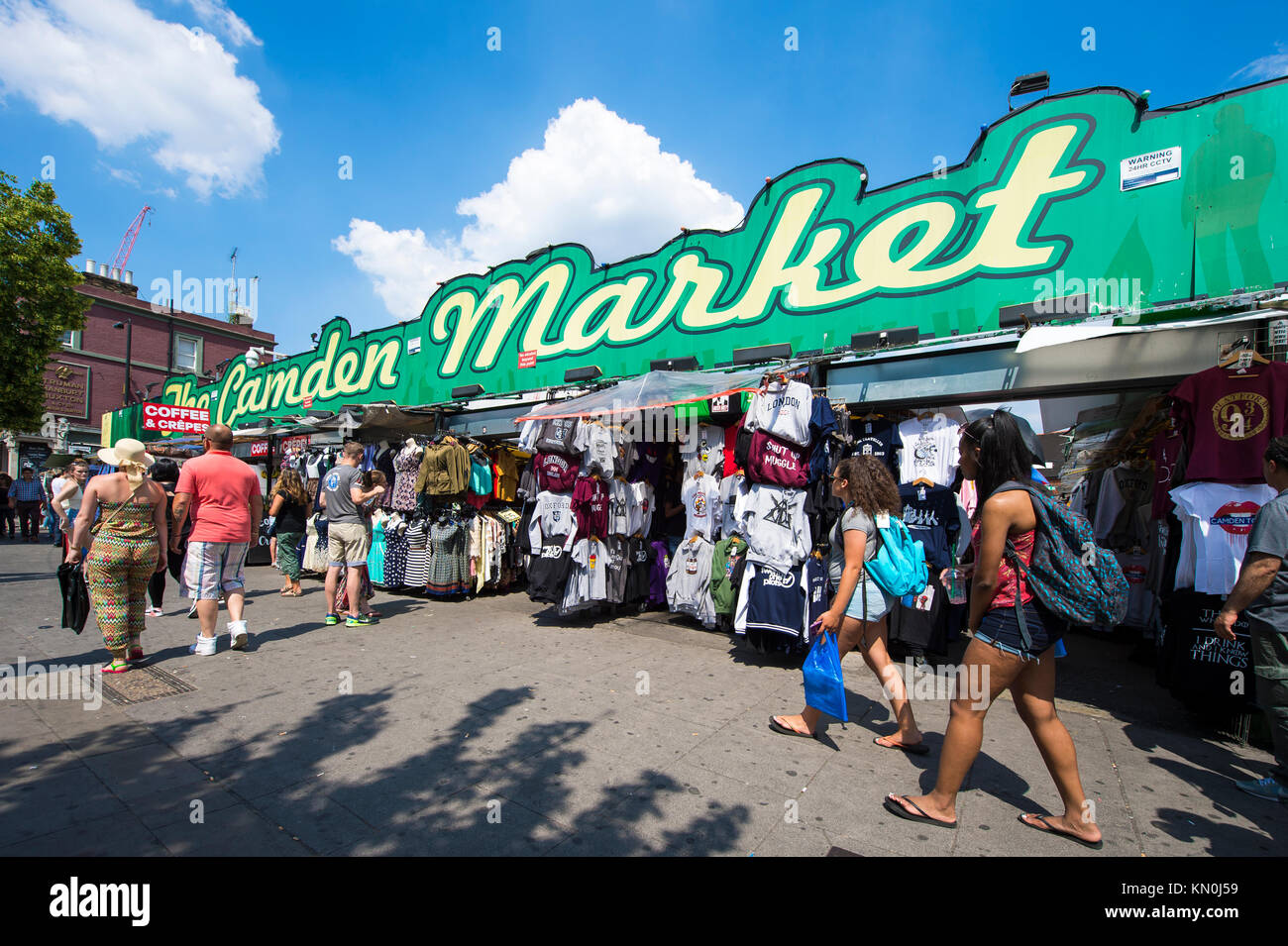 LONDON - 18. JUNI 2017: Besucher durchsuchen Sie die Street fashion Stände in die geschäftige Camden Market an einem sonnigen Sommer. Stockfoto