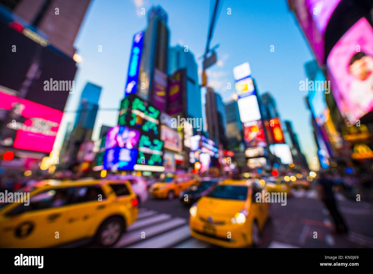 Abstrakte Unschärfe-effekte im Blick auf New York Taxi Verkehr unter den bunten Leuchtreklamen am Times Square bei Nacht fahren in NEW YORK. Stockfoto