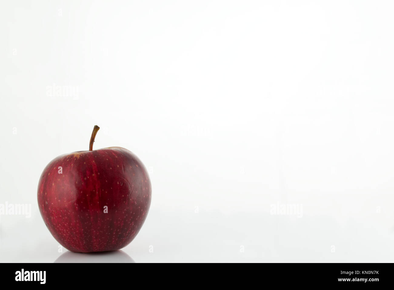 Red Apple auf einem weißen Hintergrund. Gesunde Ernährung Konzept Stockfoto