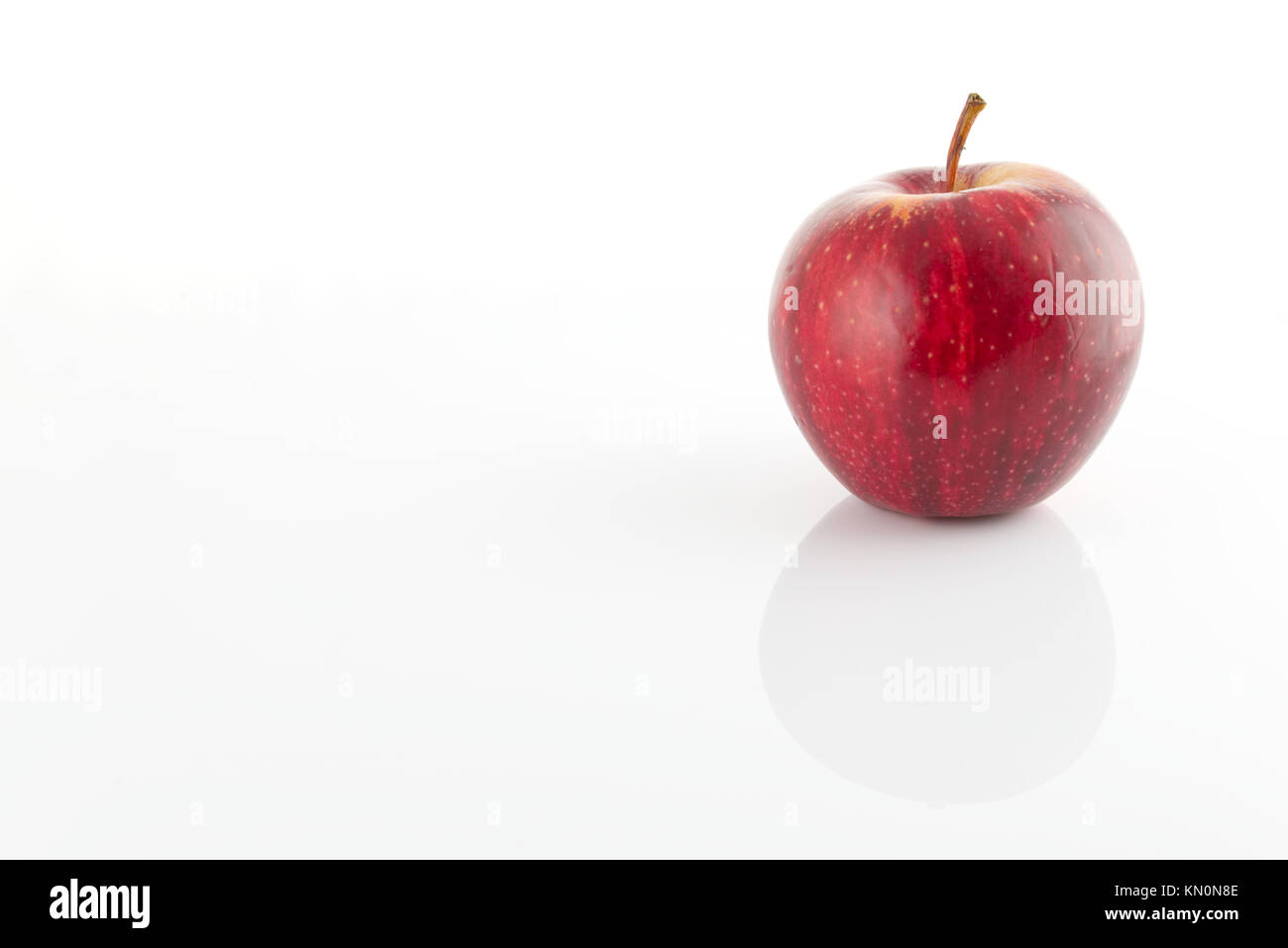 Red Apple auf einem weißen Hintergrund. Gesunde Ernährung Konzept Stockfoto