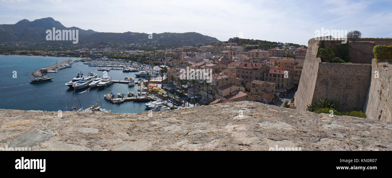 Korsika: Mittelmeer mit Yachten in der Marina und Blick auf die Skyline von Calvi aus der antiken Mauern der Zitadelle gesehen Stockfoto