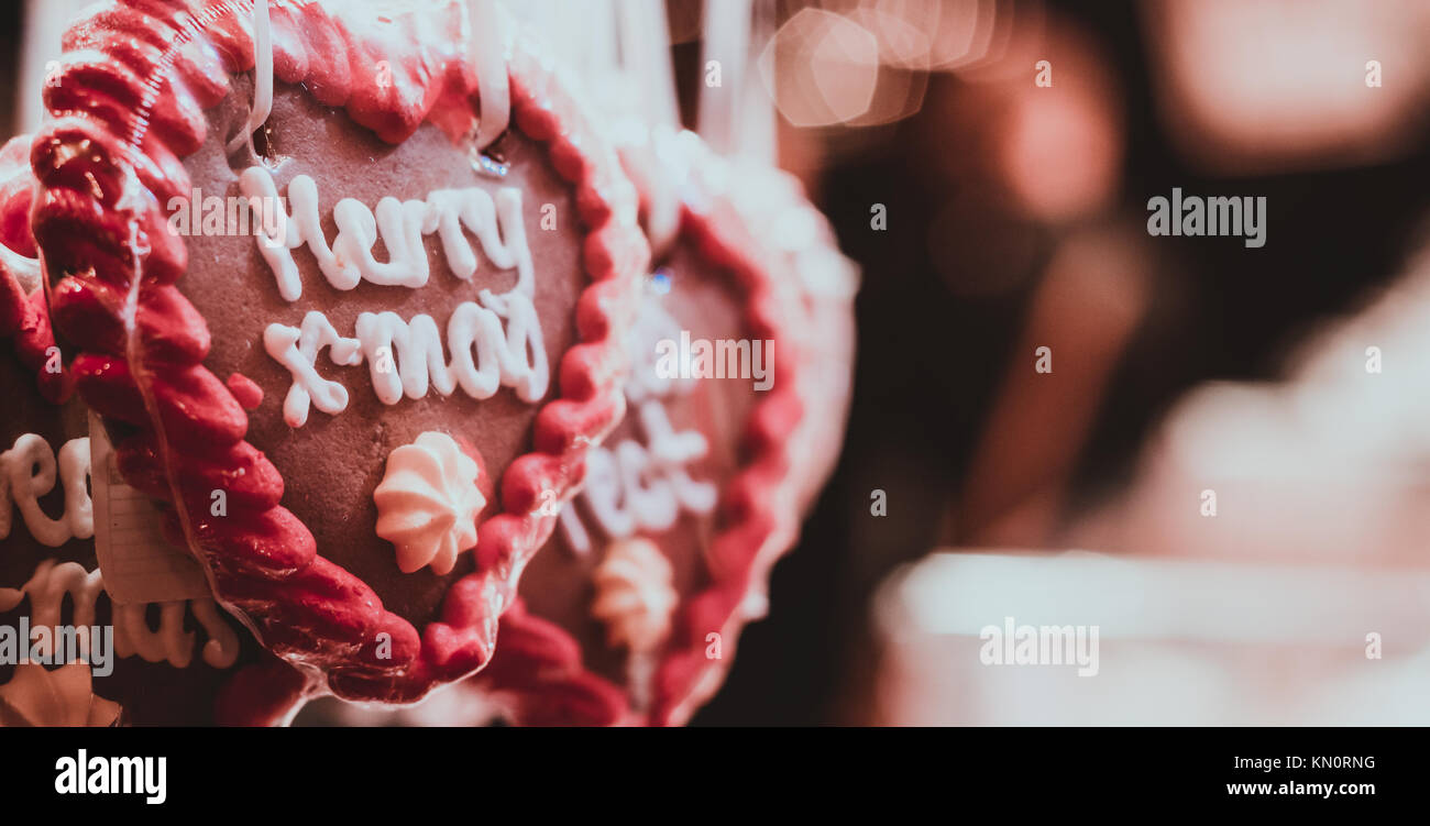Herzförmige Lebkuchen "Merry X-Mas" am Weihnachtsmarkt Stockfoto