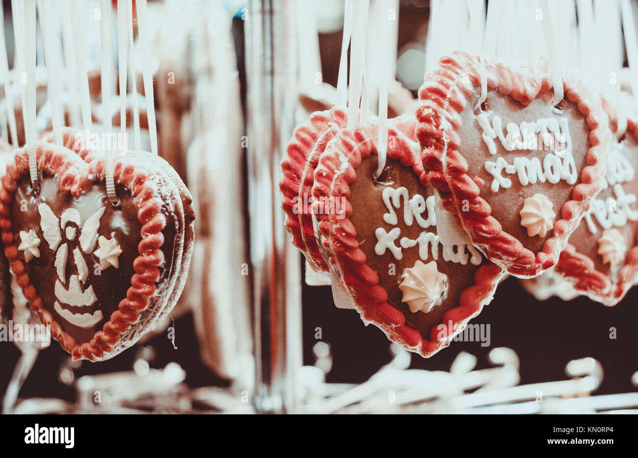 Herzförmige Lebkuchen "Merry X-Mas" am Weihnachtsmarkt Stockfoto