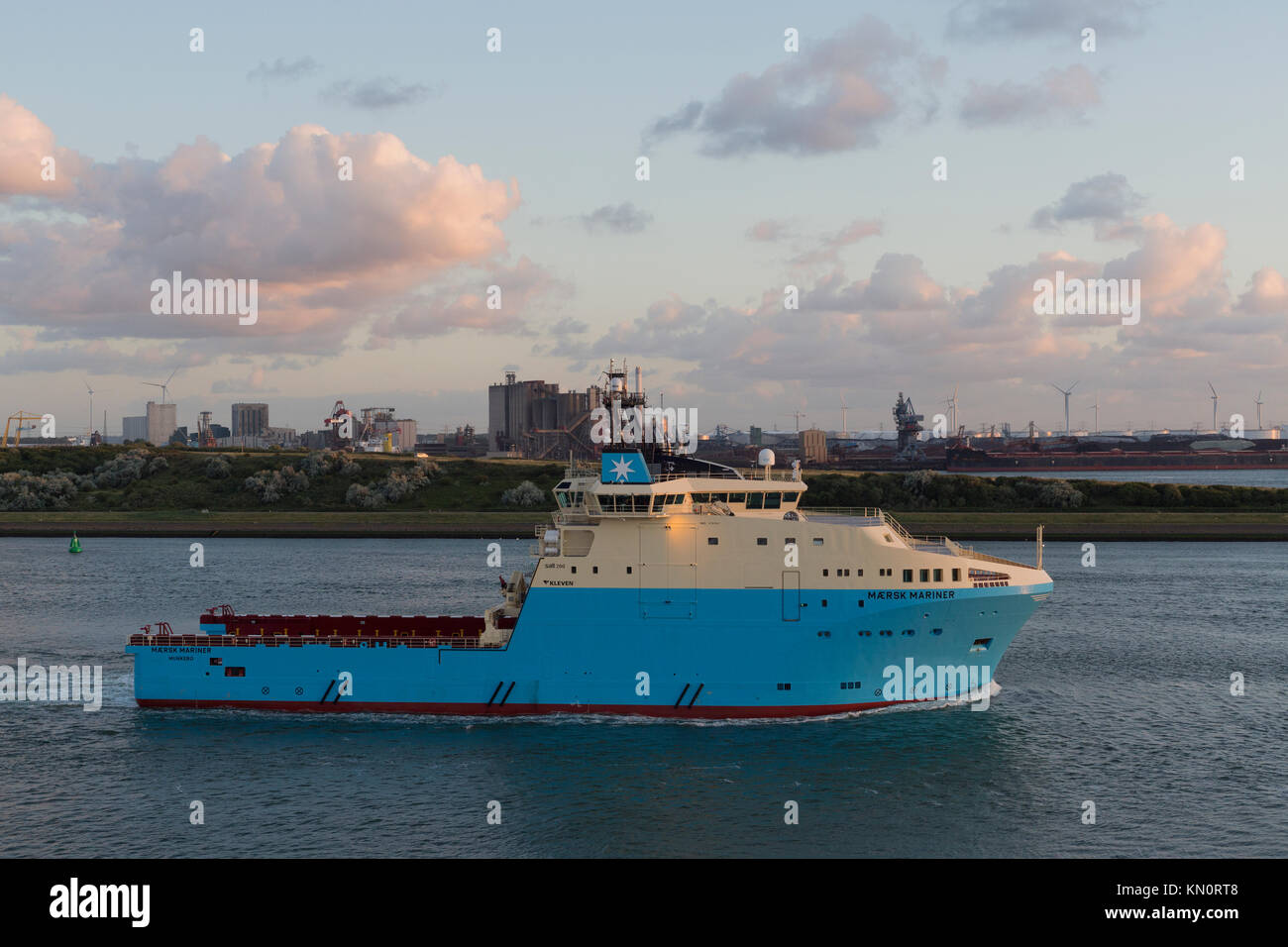 Die MAERSK Supply Service AHTS-Schiff Maersk Mariner fährt Rotterdam für Australien gebunden Stockfoto