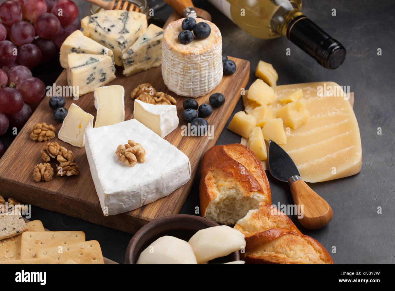 Verkostung Kase Teller Auf Einem Dunklen Stein Platte Essen Fur Wein Und Romantisches Date Kase Feinkost Auf Einem Schwarzen Konkreten Hintergrund Stockfotografie Alamy