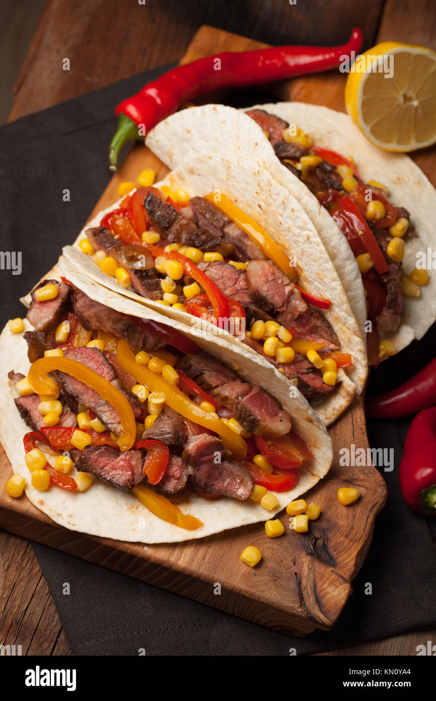 Drei Mexikanische Tacos mit Marmor, Black Angus Rindfleisch und Gemüse ...