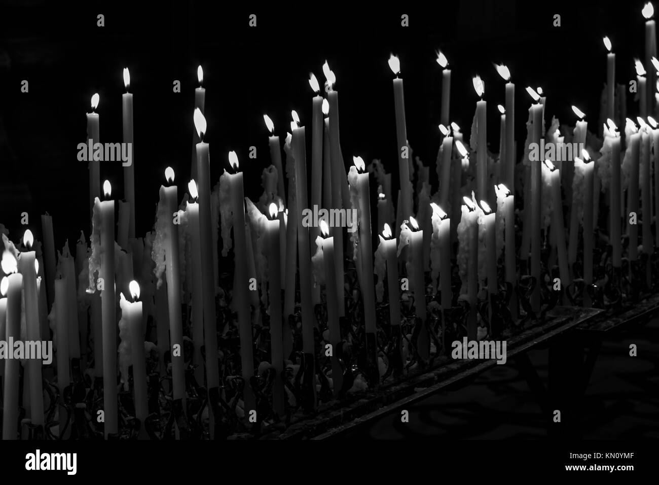 Religiöse Kerzen in der Kirche Stockfoto