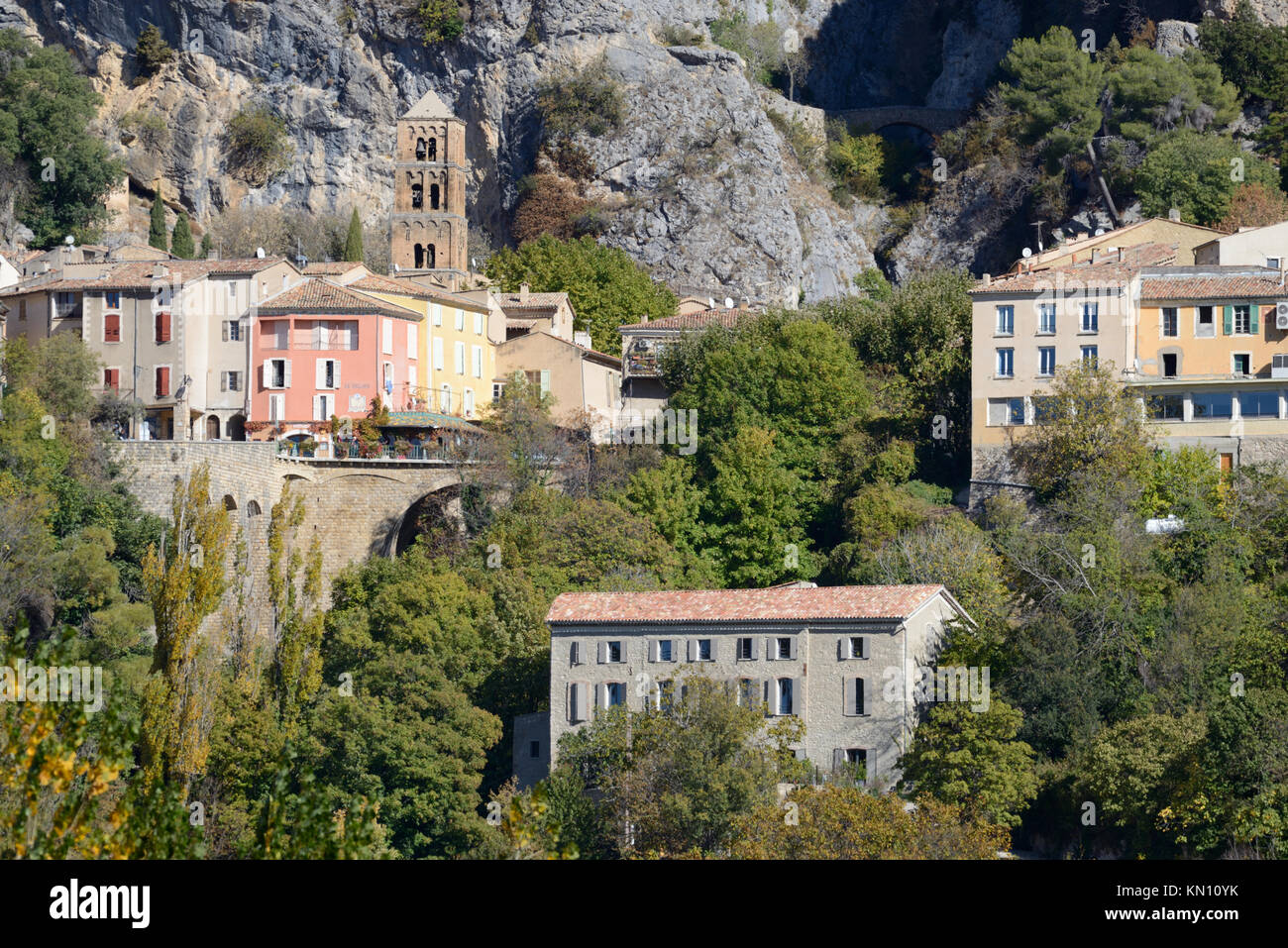 Moustiers-Sainte-Marie, einem der "Plus beaux villages de France", eines der schönsten Dörfer von Frankreich, Alpes-de-Haute-Provence, Provence Stockfoto