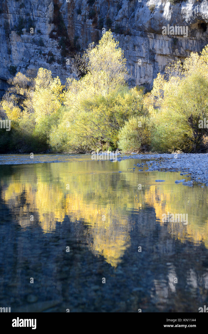 Herbst Farben & Reflexionen in Fluss Verdon in der Anhaltspunkt de Carajuan oder Carajuan Schlucht, Rougon, Verdon Schlucht, Alpes-de-Haute-Provence, Provence, Stockfoto