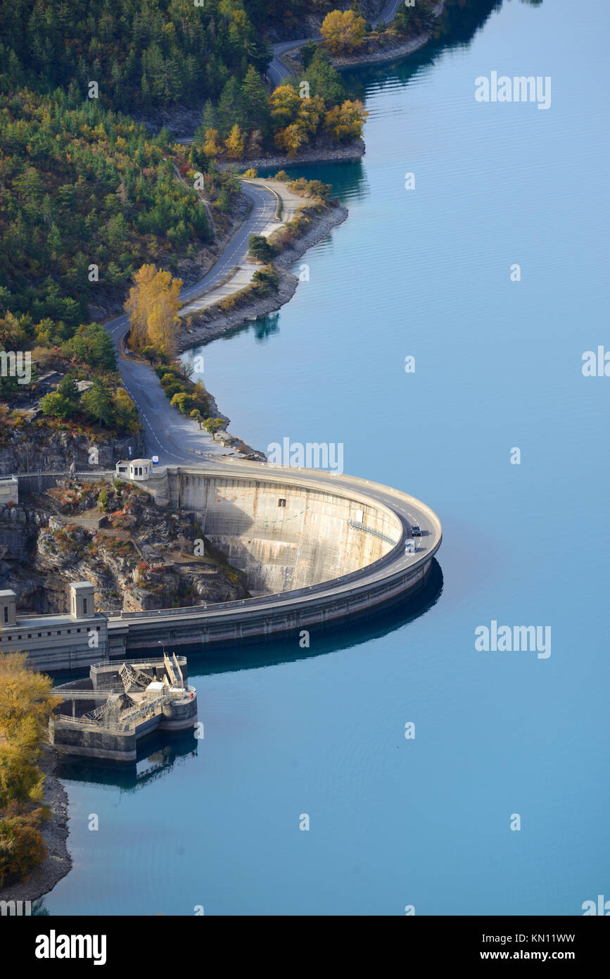 Luftaufnahme über den Damm oder Sperrfeuer auf See Castillon, zu generieren Hydro-Electric Strom, in der Nähe von Castellane, Provence verwendet Stockfoto