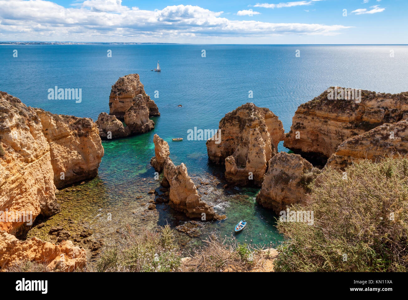 Anzeigen von Ponta da Piedade. Felsformationen an der Küste in der Nähe von Lagos, Algarve, Portugal Stockfoto