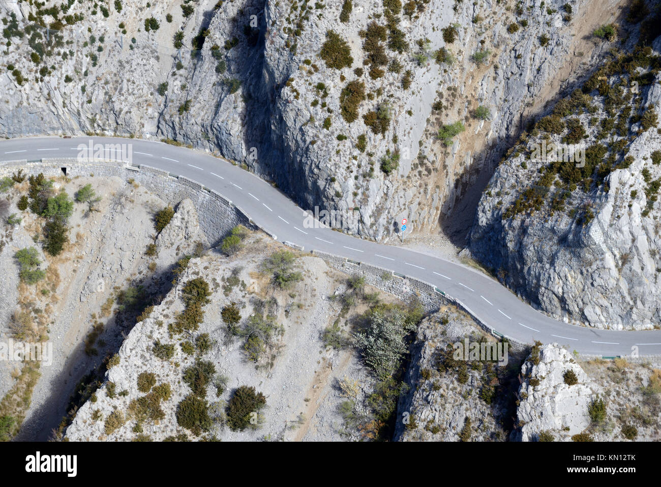 Luftaufnahme der alpinen Straße durch den Anhaltspunkt de Castillon oder Taulanne Canyon, in den Schluchten des Verdon Park, in der Nähe von Castellane, Provence Stockfoto