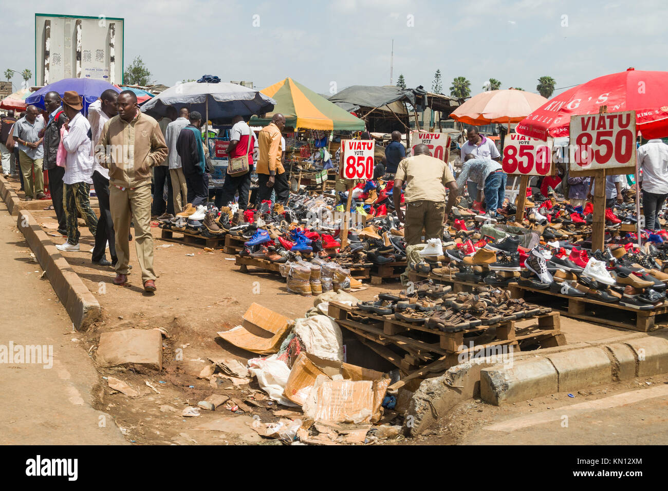 Allsopps Markt mit Schuhe für Verkauf auf Display und Menschen zu Fuß rund um Surfen, Nairobi, Kenia, Ostafrika Stockfoto