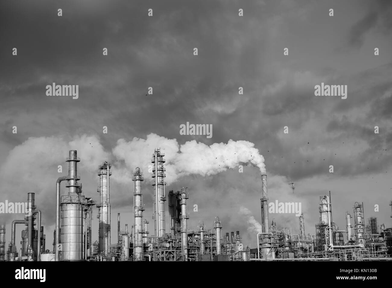 Industrielle Petrochemische Raffinerie, Emissionsdämpfe, die aus den Rauchgastürmen einer Öl- und Gasraffinerie in Corpus Christi, Texas, USA, steigen Stockfoto