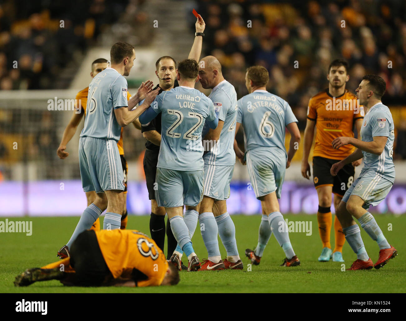 Sunderlands Lee Cattermole (rechts) wird von Schiedsrichter Jeremy Simpson während der Sky Bet Meisterschaft Gleiches an Molineux, Wolverhampton geschickt. Stockfoto