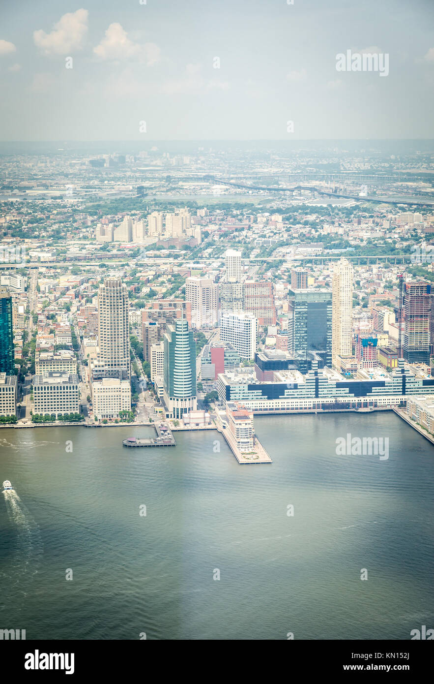 NEW YORK CITY - Juli 13: Luftaufnahme auf Jersey City am 13. Juli 2015 in New York. Jersey City ist die bevölkerungsreichste Stadt im US-Bundesstaat Ne Stockfoto