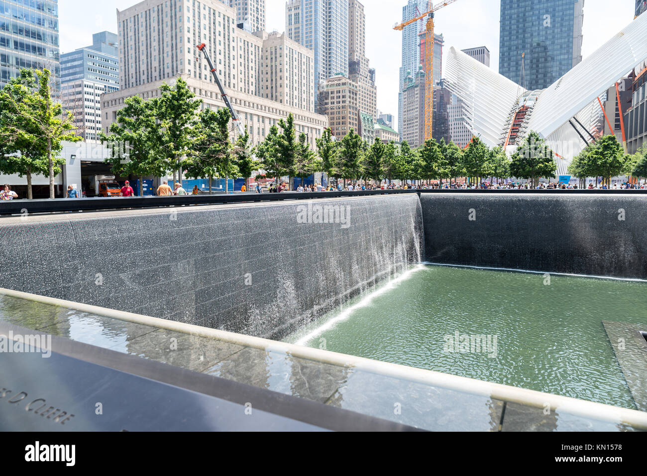 NEW YORK - 13. Juli: Menschen besuchen 9/11 Memorial in Manhattan am 13 ...