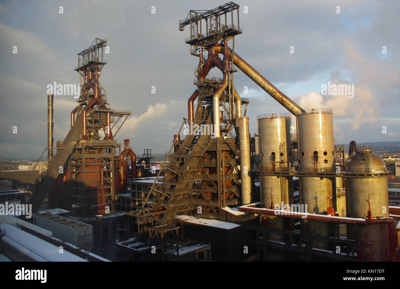 Stahl Produktionsanlage, Hochofen, mit seinen Leitungen und Schornsteine Stockfoto
