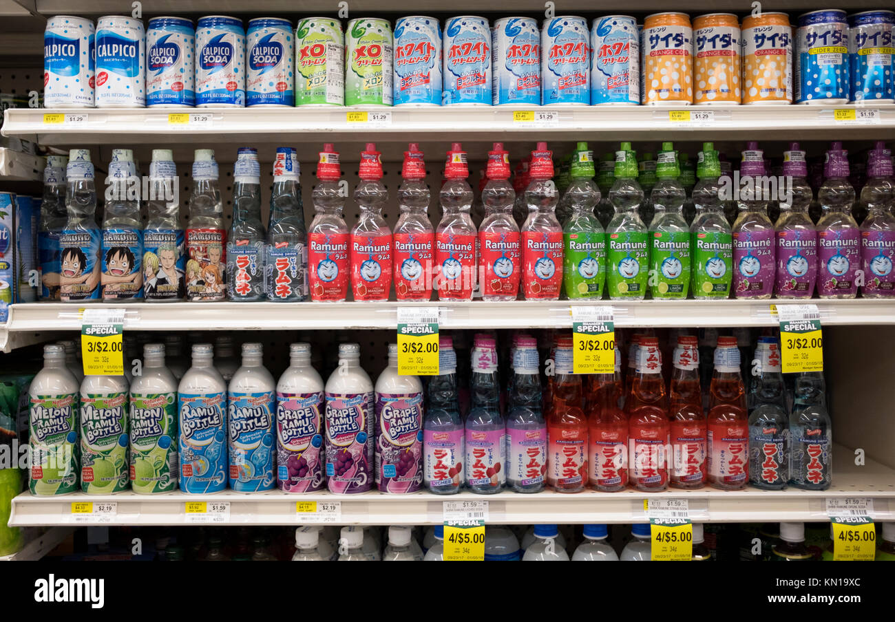 Japanische Getränke zum Verkauf an das Essen Basar Supermarkt in Long Island City, die in internationale Einzelteile spezialisiert. Stockfoto