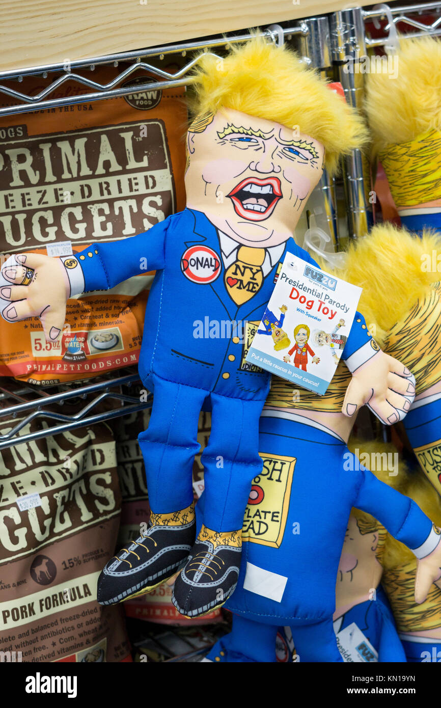 Donald Trump Hund Spielzeug zum Verkauf an einer PET-Store an der West 23. Straße in Manhattan, New York City. Stockfoto