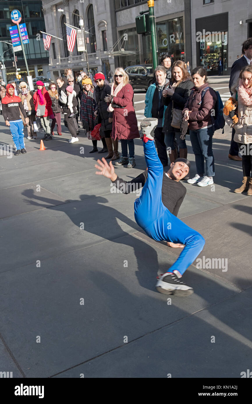 Athletische akrobatische Tänzer für Spenden auf der Fifth Avenue in Midtown Manhattan, New York City. Stockfoto
