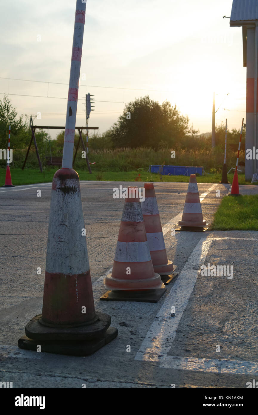 Paar Poller auf dem Rollfeld in perspektivischer Ansicht am Sonnenuntergang Stockfoto