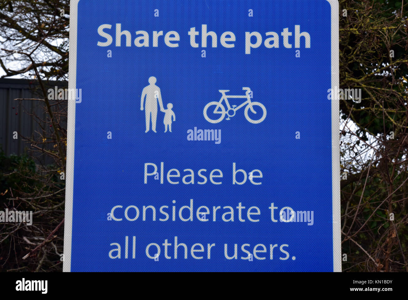 Ein Zeichen auf einem Fußweg Beratung oder Warnung Personen und Benutzer den Pfad verantwortungsvoll zu nutzen. Radfahrer, Fußgänger Konflikte auf öffentlichen Fußweg Stockfoto