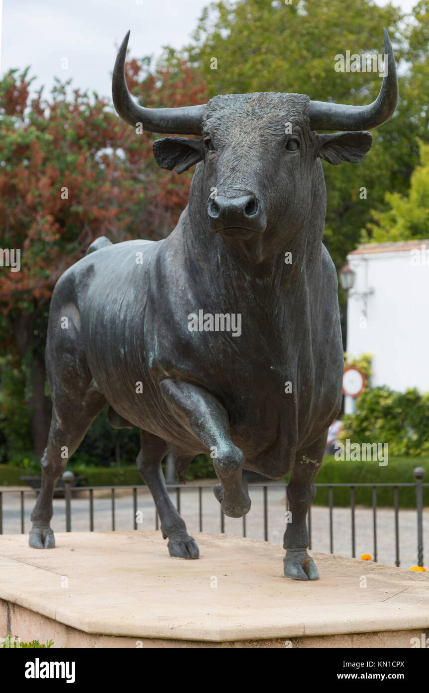 Stier Statue in Plaseo Blas Infante, Ronda, Spanien Stockfoto