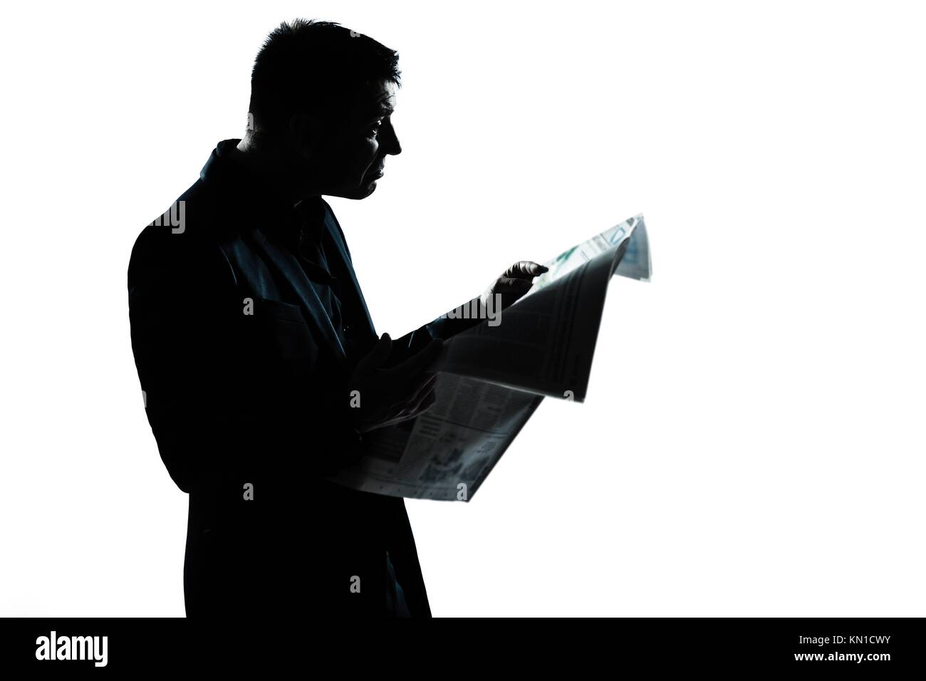 ein kaukasischer Mann Porträt Silhouette Eading Zeitung im Studio isoliert auf weißem Hintergrund Stockfoto
