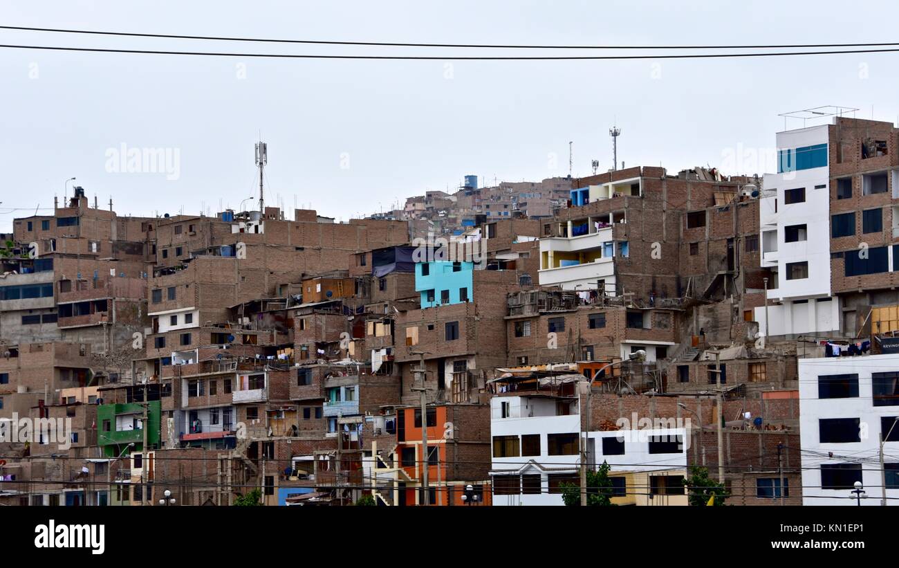 Hang slum Gebäude am Stadtrand von Lima, Peru Stockfoto